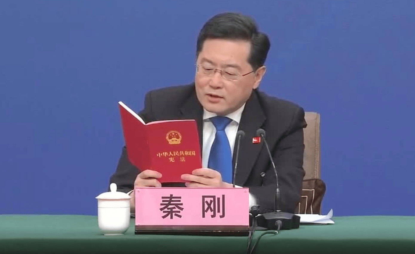 秦刚现场读宪法回应台湾问题
