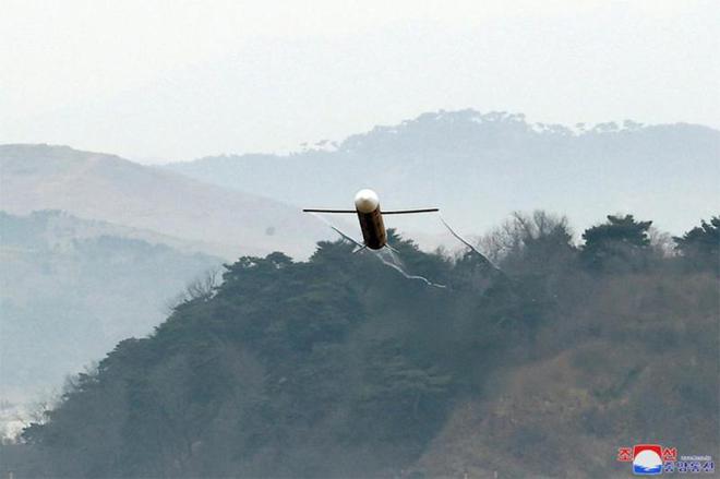 朝鲜首次公开战略巡航导弹低空飞行照片，金正恩近距离观看    