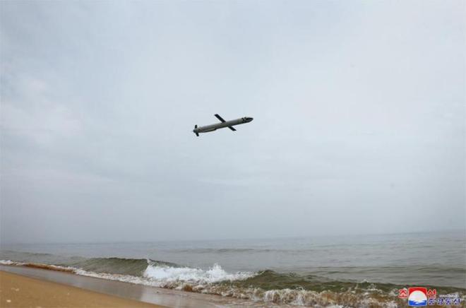 朝鲜首次公开战略巡航导弹低空飞行照片，金正恩近距离观看    