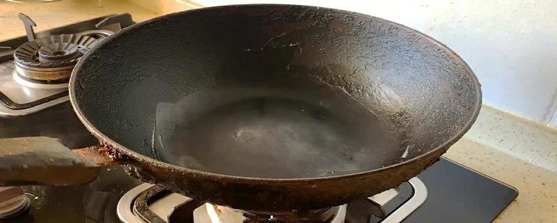 炒菜锅的锅底的油垢怎么处理（锅底烧糊的黑垢怎么去除）