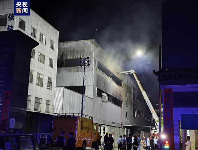 浙江武义一厂房起火已致11人遇难，目击者：事发时有人呼救称无法下楼  