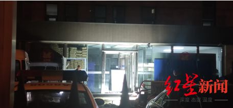 北京长峰医院火灾现场：医院8楼有重症患者，等待的病人家属通过12345确认信息