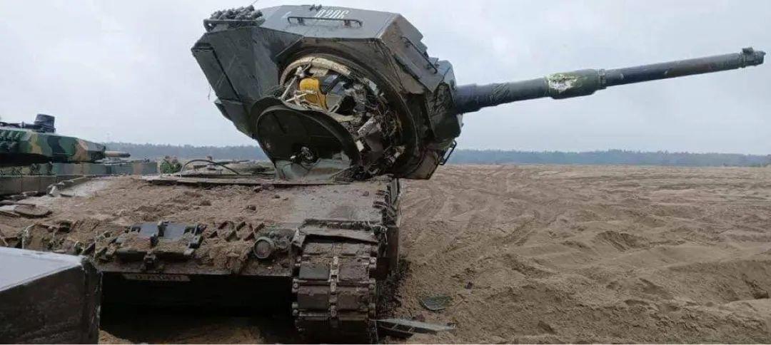 惨！乌军“豹2A4”坦克“头首分离” 豹2a五