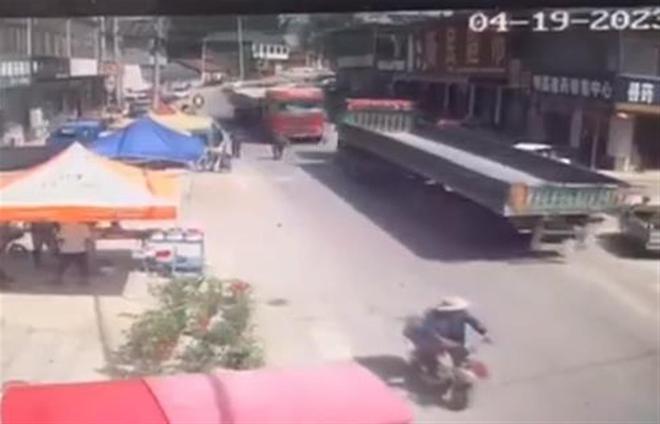 山东两辆大货车发生碰撞 致7死10伤           
