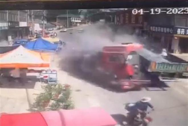山东两辆大货车发生碰撞 致7死10伤           