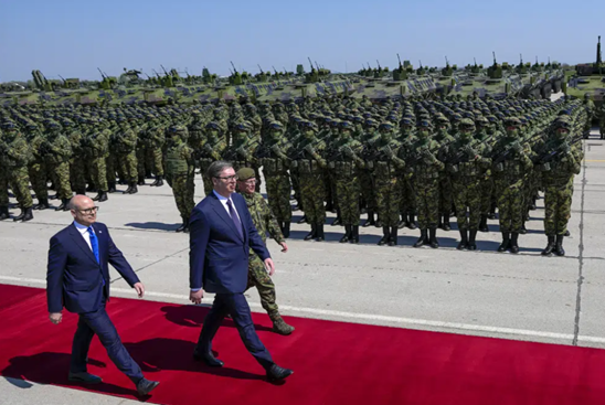 匈总理与武契奇观摩塞军事装备展，包括从中国所购防空导弹及无人机