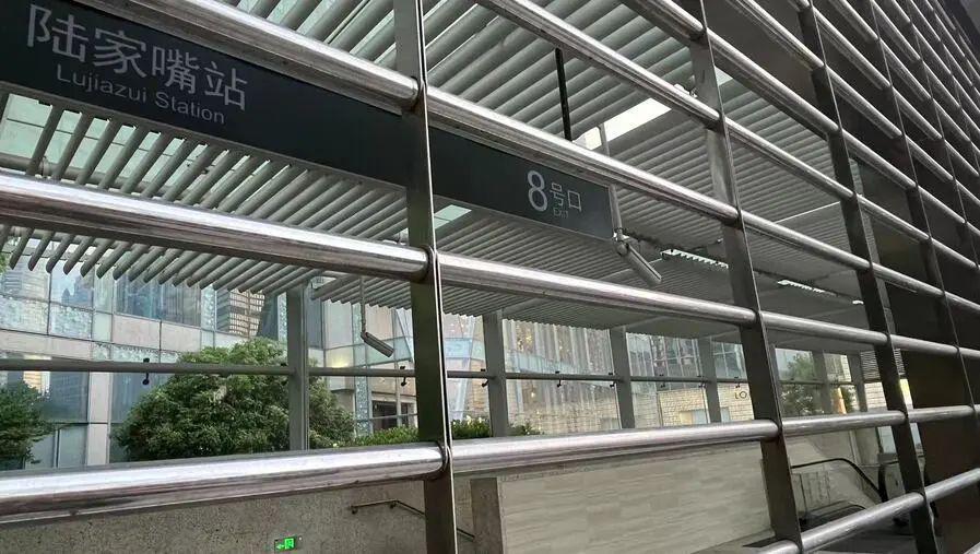 下班艰难！上海陆家嘴白领感慨：每天排队10分钟进地铁，隔壁的出入口就是不开...还非个例