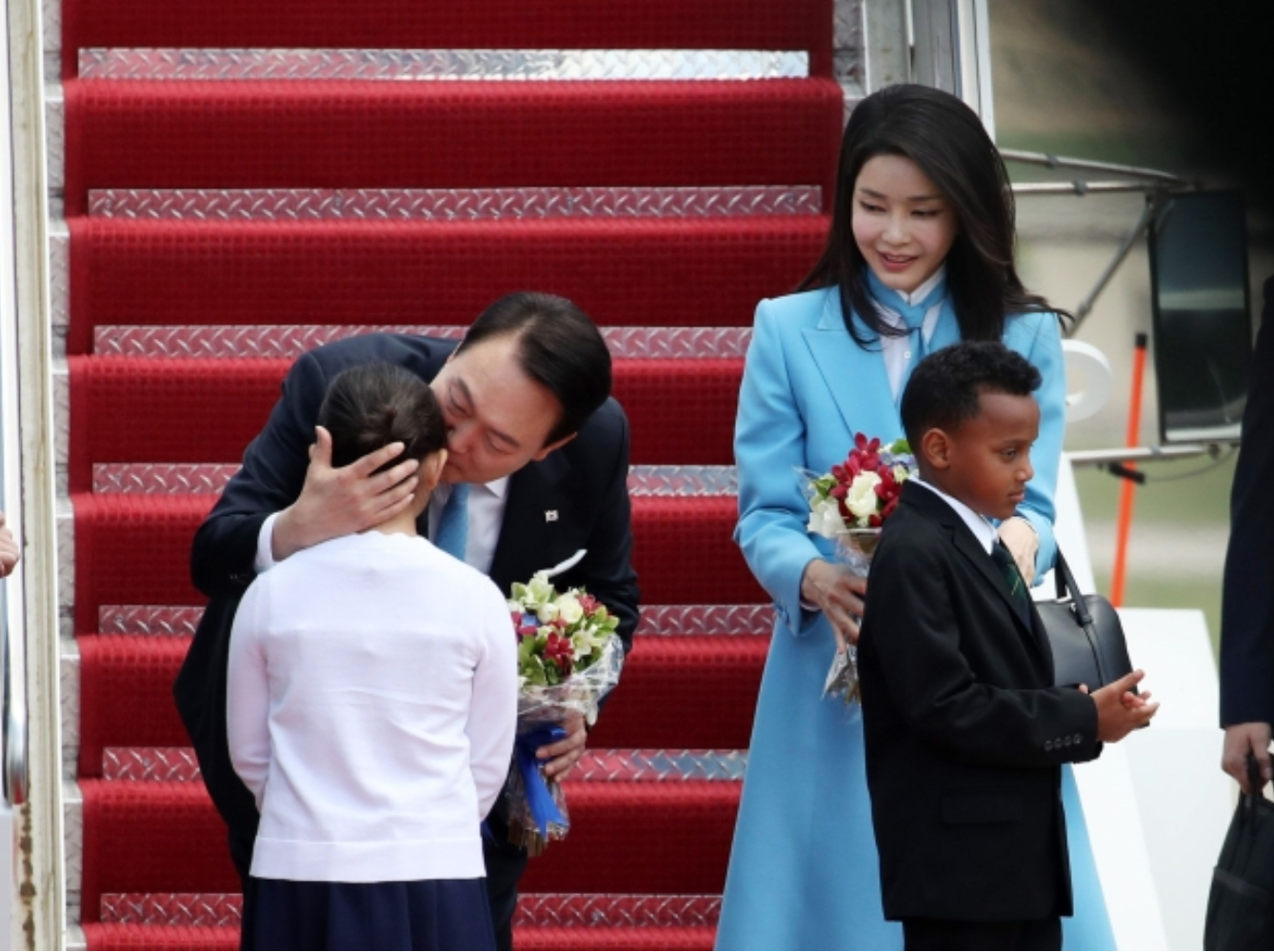 引发争议！韩媒：尹锡悦抵美亲吻机场花童，在野党议员随即批评