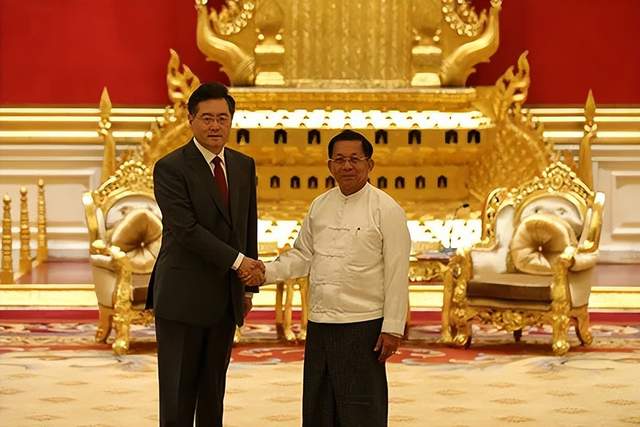 缅甸领导人敏昂莱会见秦刚 缅甸总司令敏昂莱与中国