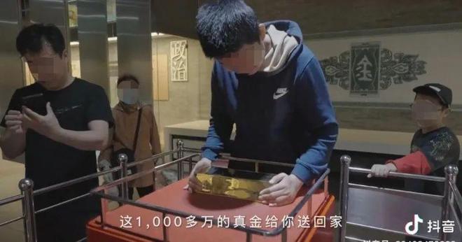 山东烟台招远文旅局回应“大爷单手拿起25公斤金砖”：不作数，需垂直拿起25秒    