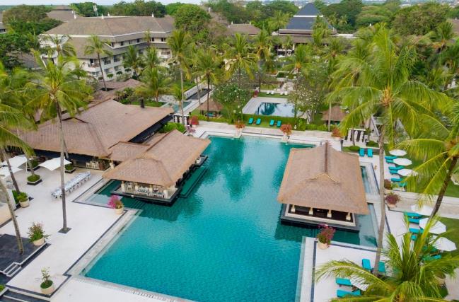 两名中国游客巴厘岛身亡，多位中国游客称可从沙滩进入酒店，酒店回应“目前正常营业”