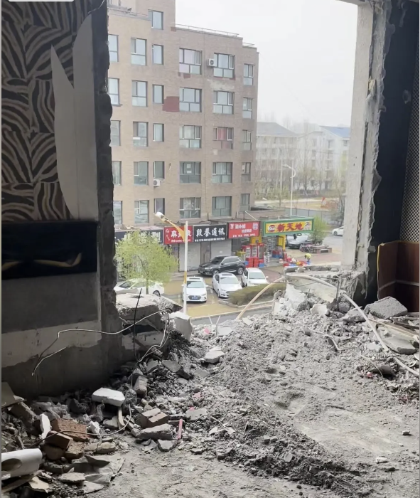 哈尔滨私砸承重墙居民楼现场：200多户居民紧急撤离住酒店，楼栋鉴定正在进行
