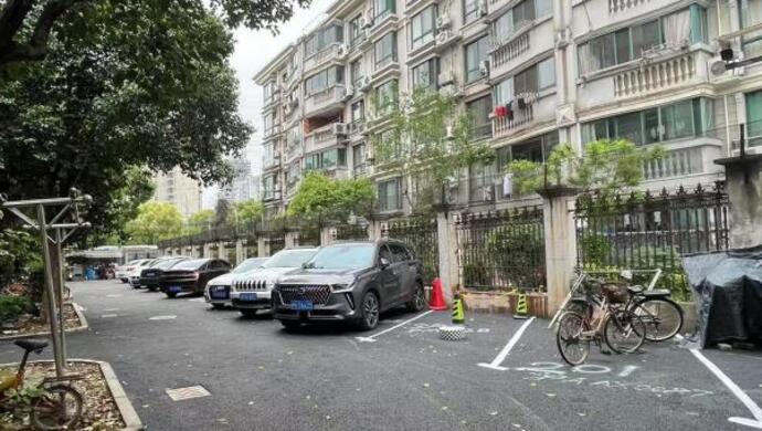 改造没结束，浦东一小区抢车位大战就已“惨烈”：谁自行喷漆，车位就是谁的？