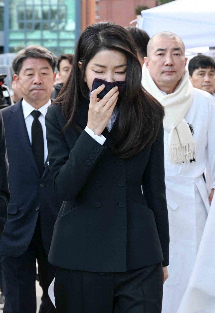 韩国第一夫人出席葬礼掩面痛哭！悲痛心情难以言表，哭得脸都肿了