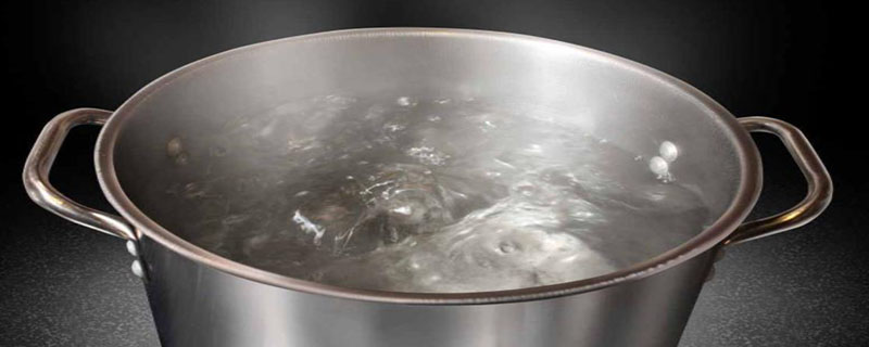 盐水沸点为什么比水高（为什么食盐水的沸点比水高）