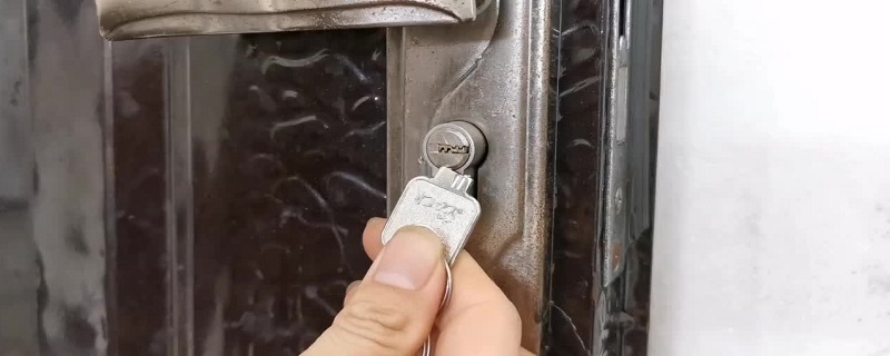 钥匙插在锁里拔不出来了怎么办