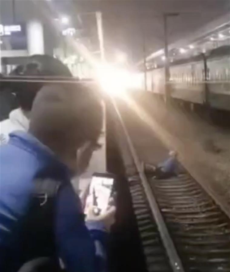 火车进站前男子坠入铁轨大喊救命，目击者：列车及时刹车，男子被乘客救了上来