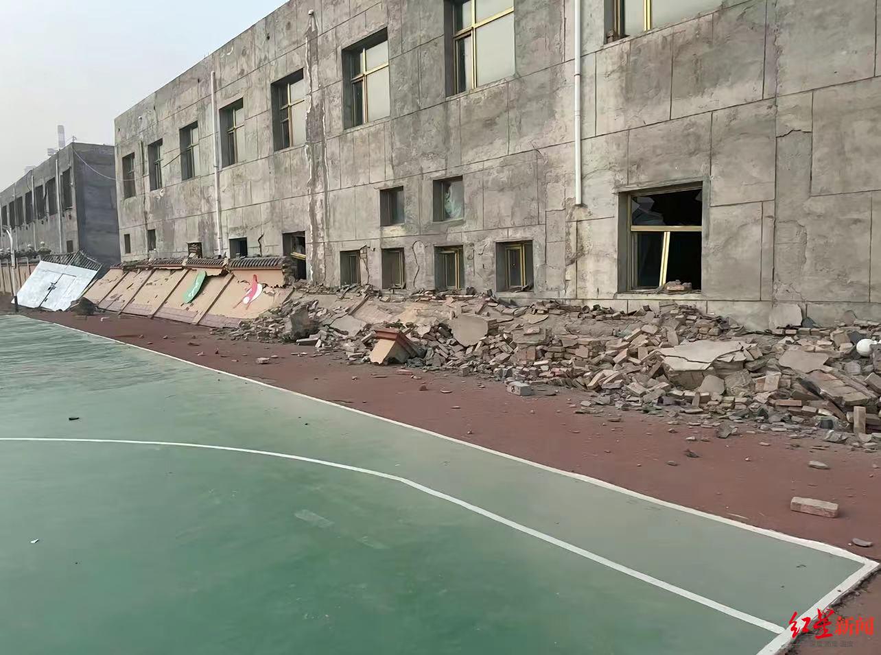 甘肃地震中的中学：整栋楼都在摇晃，很多房门变形打不开，老师跑进宿舍挨个疏散