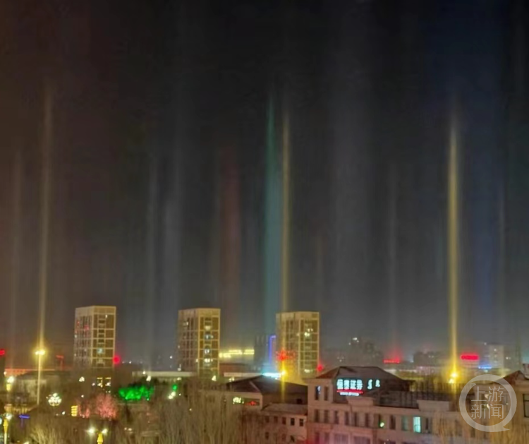 内蒙古多地夜空现大面积七彩光柱，气象局：冰针冰柱经城市灯光散射形成
