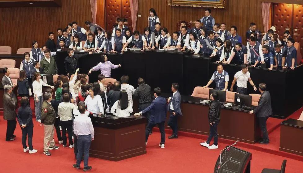 绿营爆出24人“罢免名单”